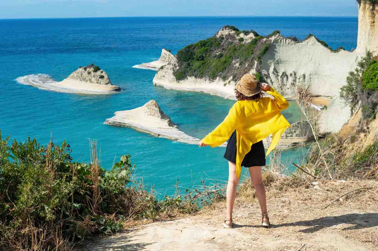 Korfu na lipiec i sierpień: Przewodnik po ukrytych perełkach, Aquaparku Aqualand i rejsach na Paxos i Antipaxos