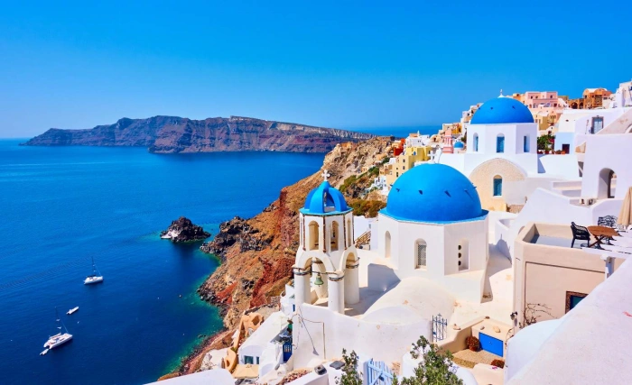 Romantyczne wakacje na Santorini – co zobaczyć i jak zaplanować idealny urlop we dwoje?
