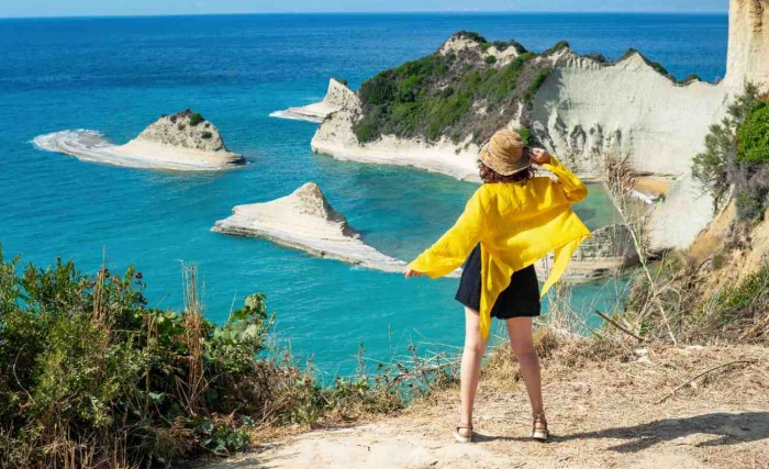 Korfu na lipiec i sierpień: Przewodnik po ukrytych perełkach, Aquaparku Aqualand i rejsach na Paxos i Antipaxos